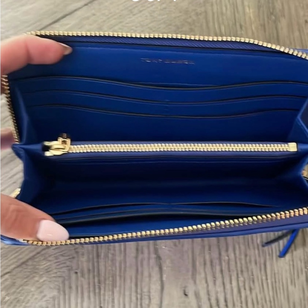 Tory Burch Zip Wallet. Brand New w/o tags. Buttery Soft Leather. - Picture 3 of 4